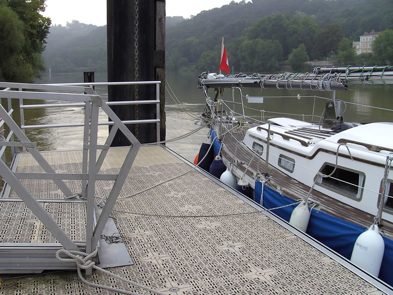 Better wel secured, 11 mooring lines, protecting us in this real foolish running river ...   